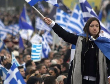 «Τρίζουν τα κόκκαλα» του Μ.Αλεξάνδρου: «Παλέψαμε για να πούμε το «Μακεδονία Ξακουστή» λένε οι μαθητές που τους απέβαλαν